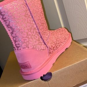 Kids/women’s pink ugg (UGG Child Classic II Glitter Leopard)